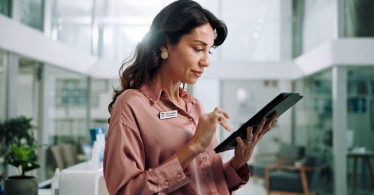 CDI professional completing training after reading Harmony Healthcare's article